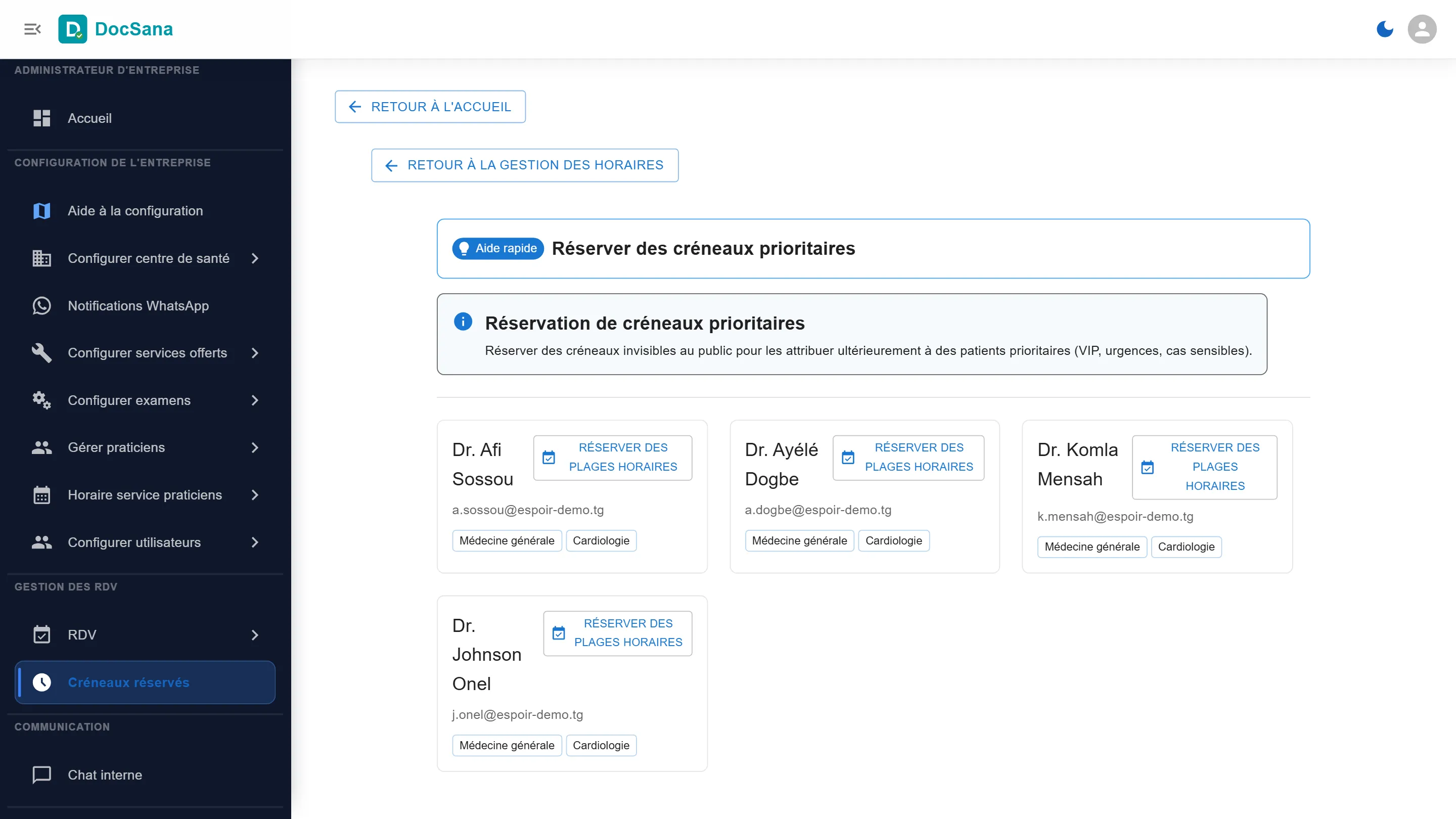 Page Réserver des créneaux prioritaires : les fiches des quatre praticiens, chacune avec le bouton Réserver des plages horaires
